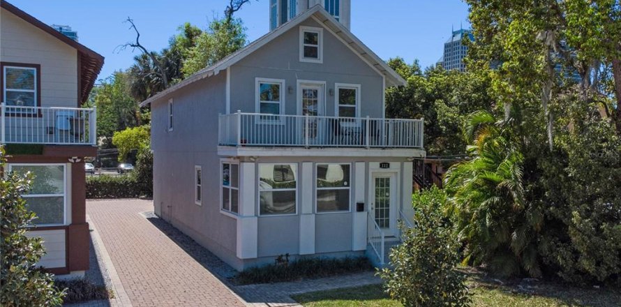 Commercial property in Orlando, Florida 6 bedrooms, 341.14 sq.m. № 1576592