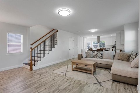 Commercial property in Orlando, Florida 6 bedrooms, 341.14 sq.m. № 1576592 - photo 2