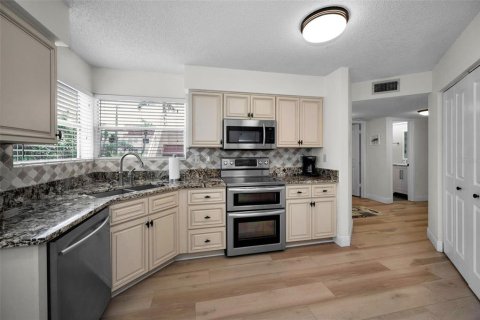 Condo in Saint Petersburg, Florida, 2 bedrooms  № 1802981 - photo 5