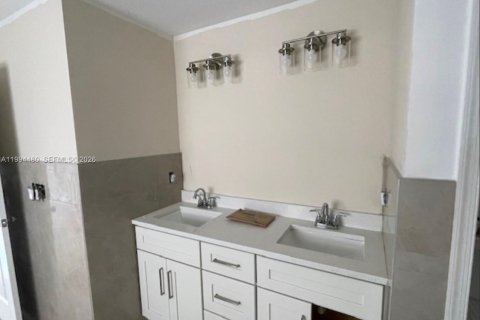 Villa ou maison à vendre à Port St. Lucie, Floride: 4 chambres, 211.82 m2 № 2056034 - photo 9