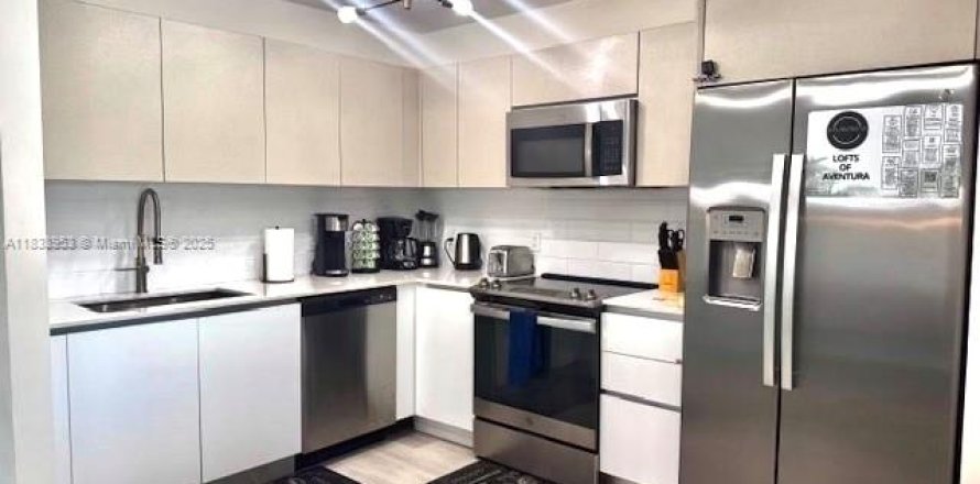 Кондоминиум с 1 спальней в Майами, Флорида № 1981802