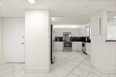 Condo in Sarasota, Florida, 2 bedrooms  № 2198974 - photo 5