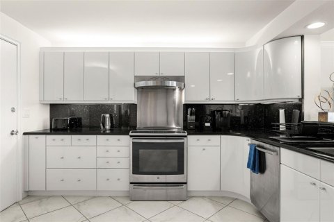 Condo in Sarasota, Florida, 2 bedrooms  № 2198974 - photo 8