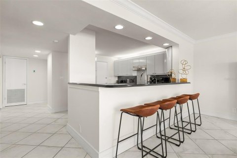 Condo in Sarasota, Florida, 2 bedrooms  № 2198974 - photo 9