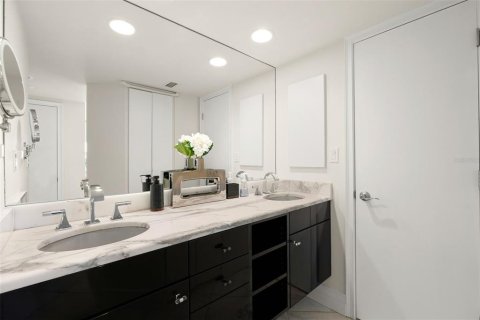 Condo in Sarasota, Florida, 2 bedrooms  № 2198974 - photo 27