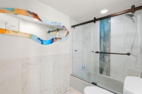 Condo in Sarasota, Florida, 2 bedrooms  № 2198974 - photo 28