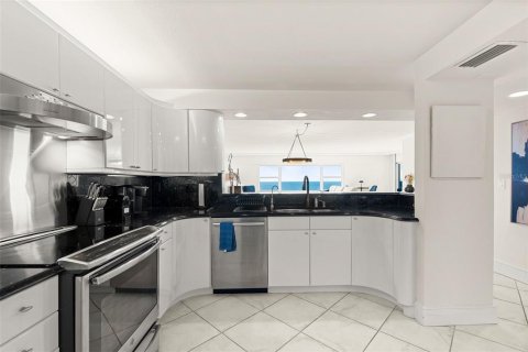 Condo in Sarasota, Florida, 2 bedrooms  № 2198974 - photo 6