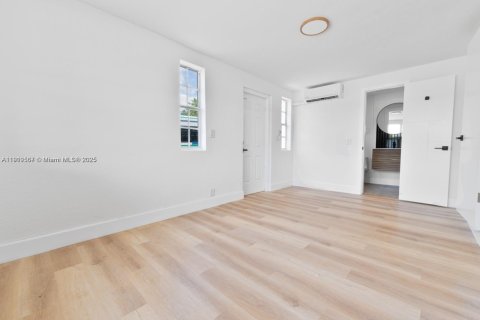 Villa ou maison à vendre à North Miami, Floride: 3 chambres, 98.85 m2 № 1974682 - photo 8