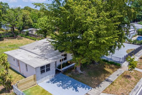 Villa ou maison à vendre à North Miami, Floride: 3 chambres, 98.85 m2 № 1974682 - photo 2