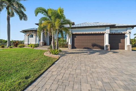 House in Port Charlotte, Florida 3 bedrooms, 213.86 sq.m. № 2105908