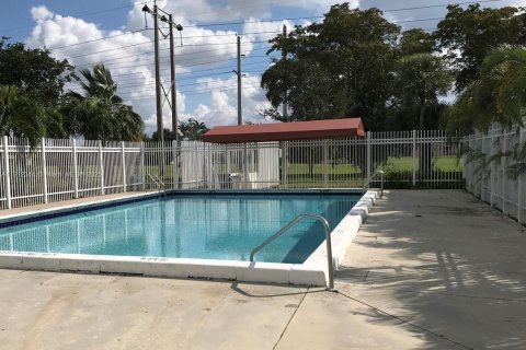 Condominio en alquiler en Pembroke Pines, Florida, 2 dormitorios, 70.05 m2 № 1969000 - foto 8