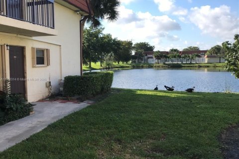 Condominio en alquiler en Pembroke Pines, Florida, 2 dormitorios, 70.05 m2 № 1969000 - foto 11