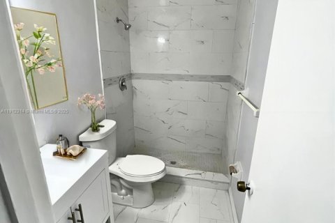 Condominio en alquiler en Pembroke Pines, Florida, 2 dormitorios, 70.05 m2 № 1969000 - foto 6