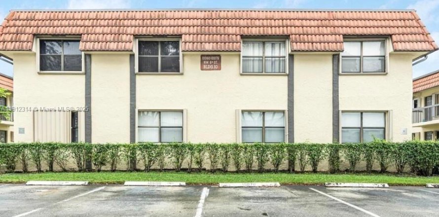 Condominio en Pembroke Pines, Florida, 2 dormitorios  № 1969000
