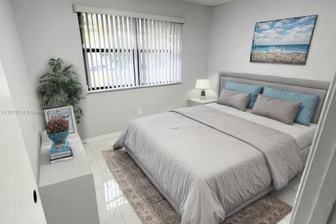 Condominio en alquiler en Pembroke Pines, Florida, 2 dormitorios, 70.05 m2 № 1969000 - foto 5