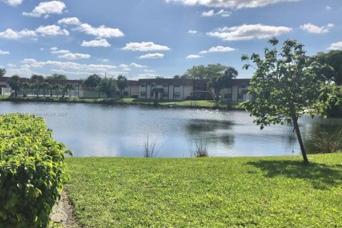 Condominio en alquiler en Pembroke Pines, Florida, 2 dormitorios, 70.05 m2 № 1969000 - foto 10