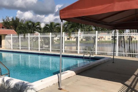 Condominio en alquiler en Pembroke Pines, Florida, 2 dormitorios, 70.05 m2 № 1969000 - foto 12