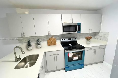 Condominio en alquiler en Pembroke Pines, Florida, 2 dormitorios, 70.05 m2 № 1969000 - foto 3