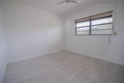 Condo in Lauderdale Lakes, Florida, 2 bedrooms  № 1712934 - photo 15
