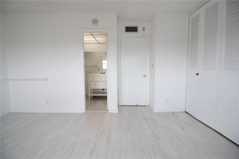 Condo in Lauderdale Lakes, Florida, 2 bedrooms  № 1712934 - photo 20