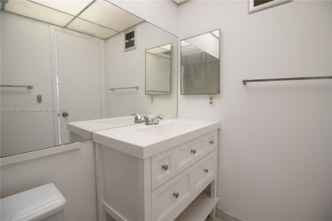 Condo in Lauderdale Lakes, Florida, 2 bedrooms  № 1712934 - photo 23