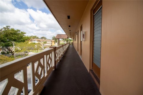 Condo in Lauderdale Lakes, Florida, 2 bedrooms  № 1712934 - photo 2