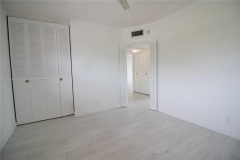 Condo in Lauderdale Lakes, Florida, 2 bedrooms  № 1712934 - photo 16