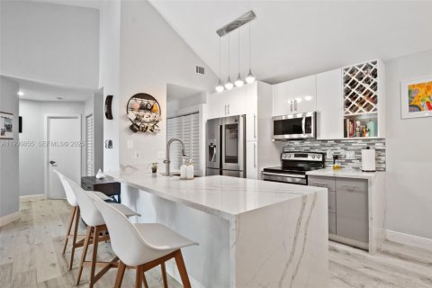 Снять в аренду кондоминиум в Майами, Флорида 3 спальни, 110.55м2, № 1989701 - фото 2