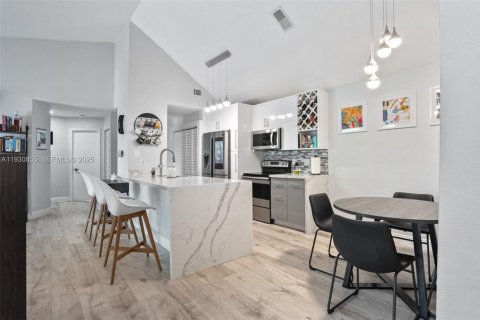 Снять в аренду кондоминиум в Майами, Флорида 3 спальни, 110.55м2, № 1989701 - фото 3