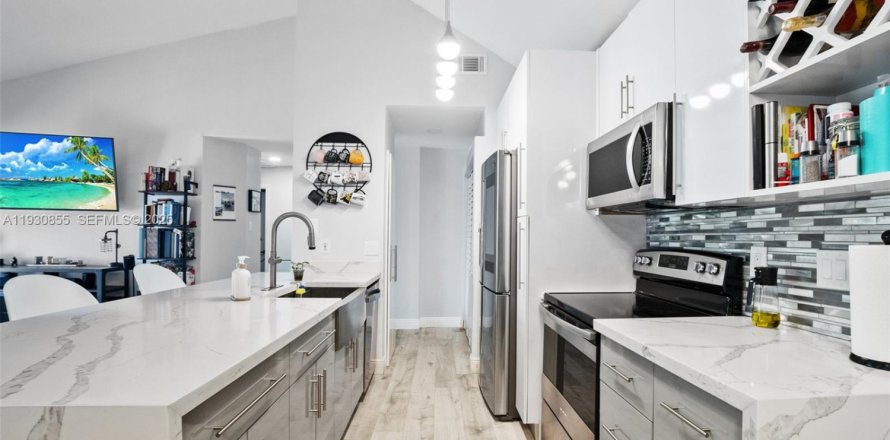 Кондоминиум с 3 спальнями в Майами, Флорида № 1989701