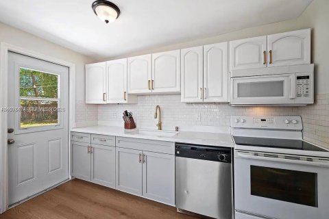 Casa en alquiler en Fort Lauderdale, Florida, 3 dormitorios, 131.55 m2 № 2042783 - foto 11