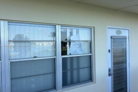 Condo in Boca Raton, Florida, 1 bedroom  № 1990071 - photo 2