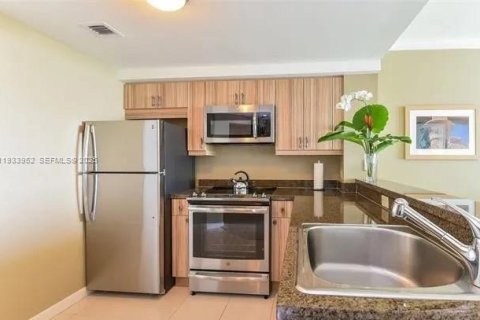 Condo in Miami, Florida, 1 bedroom  № 1992216 - photo 10