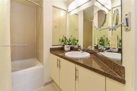 Condo in Miami, Florida, 1 bedroom  № 1992216 - photo 2