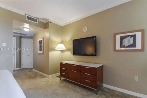 Condo in Miami, Florida, 1 bedroom  № 1992216 - photo 3