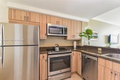Condo in Miami, Florida, 1 bedroom  № 1992216 - photo 6