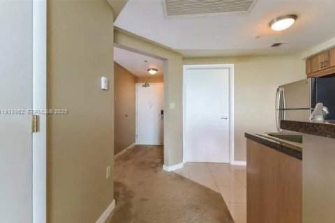 Condo in Miami, Florida, 1 bedroom  № 1992216 - photo 5