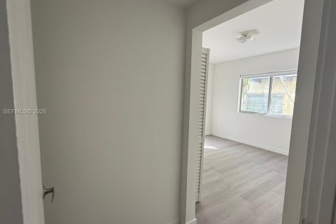 Condo in Miami Beach, Florida, 2 bedrooms  № 2002177 - photo 8