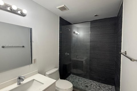 Condo in Miami Beach, Florida, 2 bedrooms  № 2002177 - photo 16