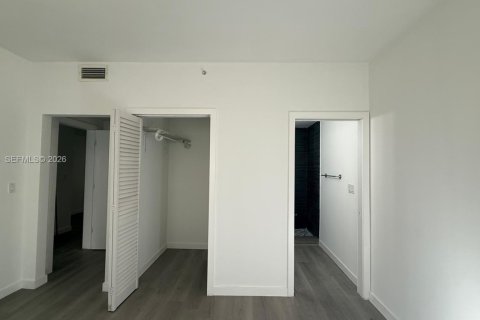 Condo in Miami Beach, Florida, 2 bedrooms  № 2002177 - photo 11