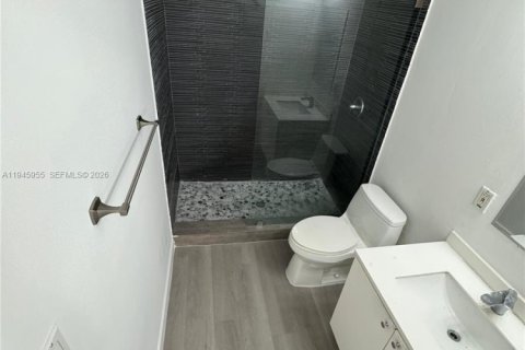 Condo in Miami Beach, Florida, 2 bedrooms  № 2002177 - photo 12