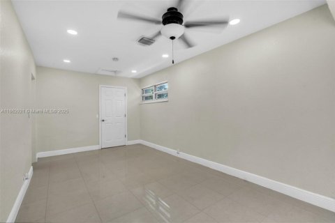 House in Dania Beach, Florida 3 bedrooms, 115.57 sq.m. № 1890162 - photo 14