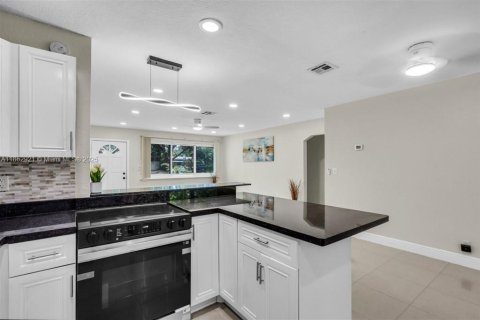 House in Dania Beach, Florida 3 bedrooms, 115.57 sq.m. № 1890162 - photo 9