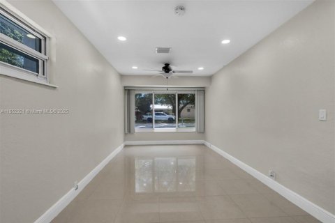 House in Dania Beach, Florida 3 bedrooms, 115.57 sq.m. № 1890162 - photo 13