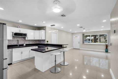 House in Dania Beach, Florida 3 bedrooms, 115.57 sq.m. № 1890162 - photo 8