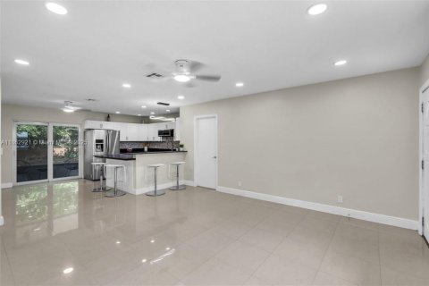 House in Dania Beach, Florida 3 bedrooms, 115.57 sq.m. № 1890162 - photo 5
