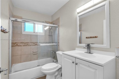 House in Dania Beach, Florida 3 bedrooms, 115.57 sq.m. № 1890162 - photo 12