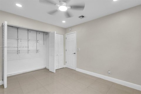 House in Dania Beach, Florida 3 bedrooms, 115.57 sq.m. № 1890162 - photo 11