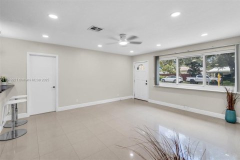House in Dania Beach, Florida 3 bedrooms, 115.57 sq.m. № 1890162 - photo 4