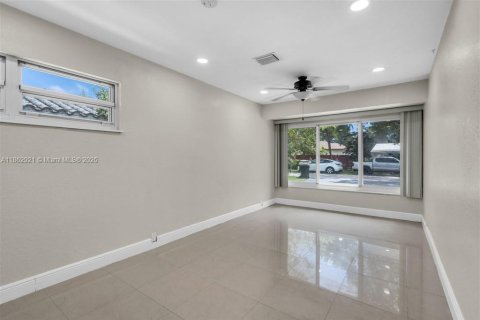 House in Dania Beach, Florida 3 bedrooms, 115.57 sq.m. № 1890162 - photo 15